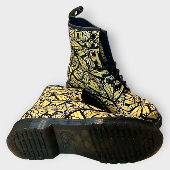 Dr. Martens Womens 1460 Butterfly Print 8-Eye Lace Up Boot size 6 New No Box - Picture 1 of 10